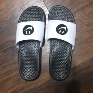 smiley face slides nike